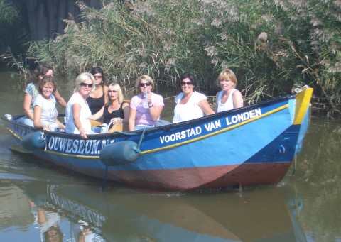 Verblijf 240802 � Boot Friese elfsteden � sloep voorstad van londen      