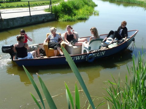Verblijf 240802 � Boot Friese elfsteden � sloep voorstad van londen      